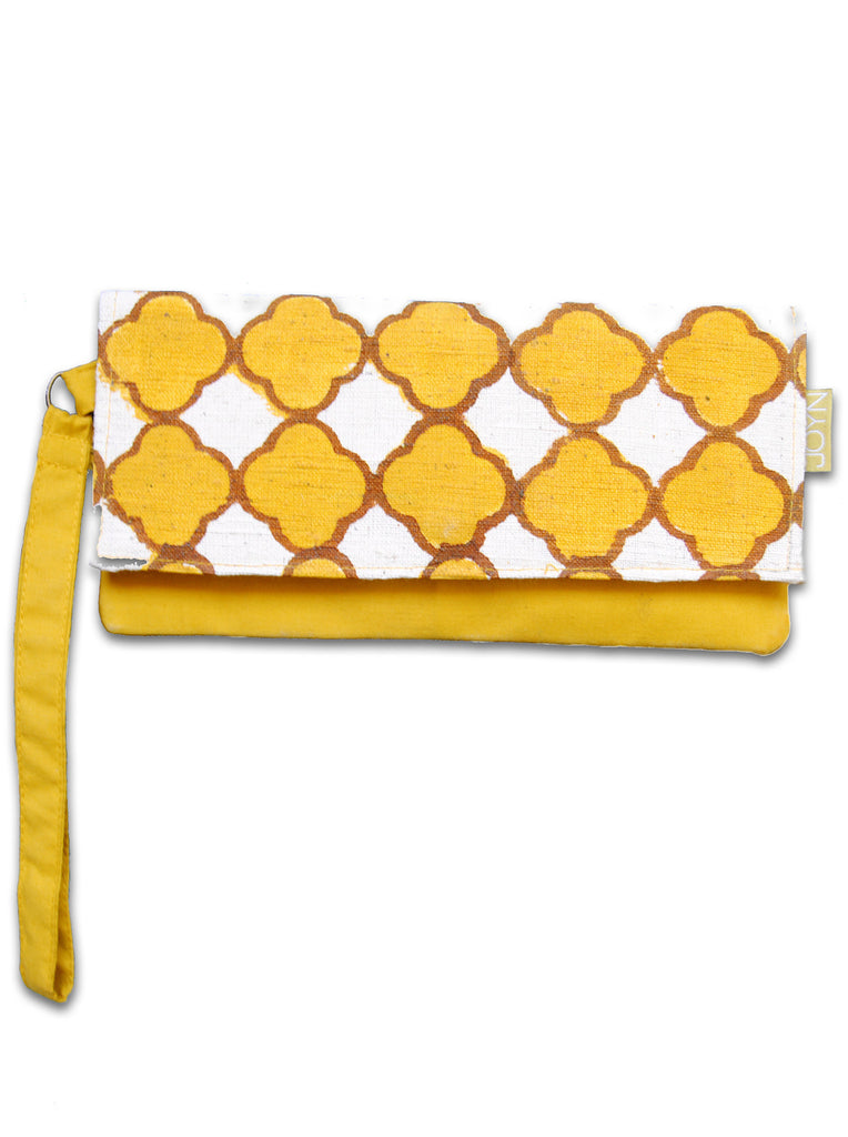 822 Wristlet - Gold Clover